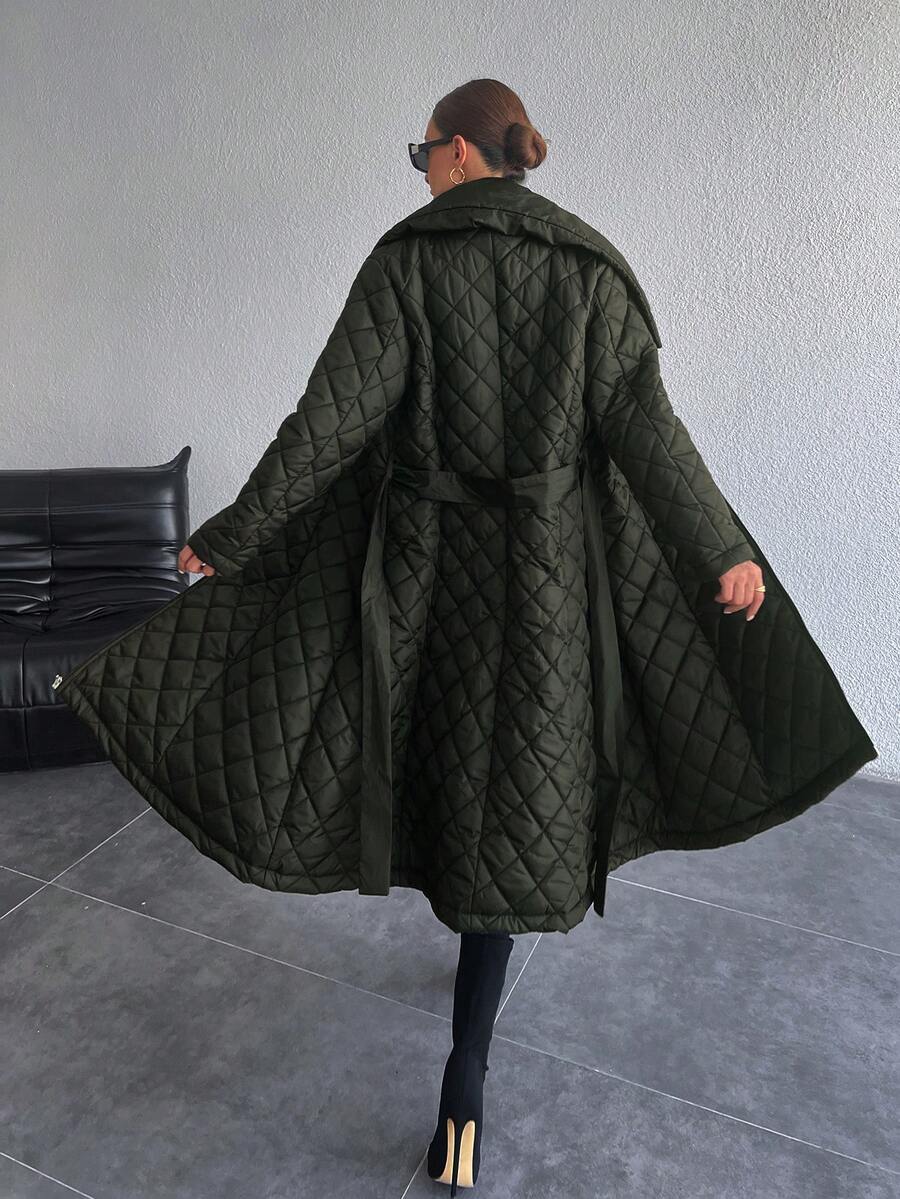 ISA | Pikowany płaszcz z paskami i szerokim kołnierzem