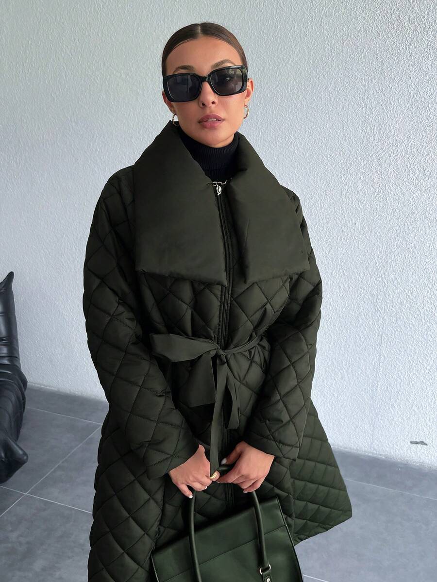 ISA | Pikowany płaszcz z paskami i szerokim kołnierzem