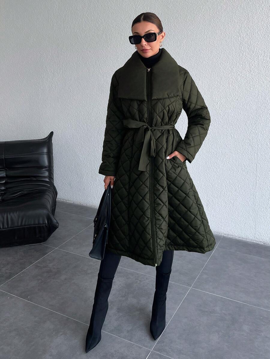 ISA | Pikowany płaszcz z paskami i szerokim kołnierzem