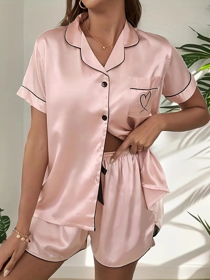 Satynowa piżamka z serduszkiem i czarną kokardką w kolorze pudrowego różu