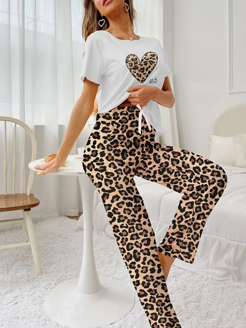Piżamka z nadrukiem serca i spodniami w panterkę w stylu safari