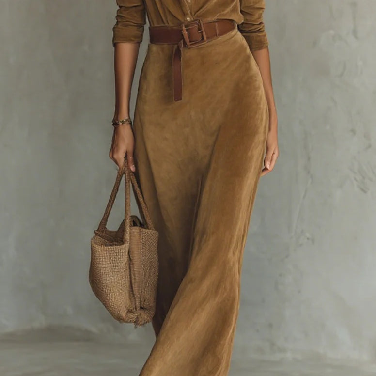 Zamszowa sukienka maxi z pojedynczym zapięciem i kołnierzem