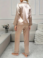 Klasyczna piżama satynowa z kołnierzykiem i kontrastową lamówką w kolorze szampańskim