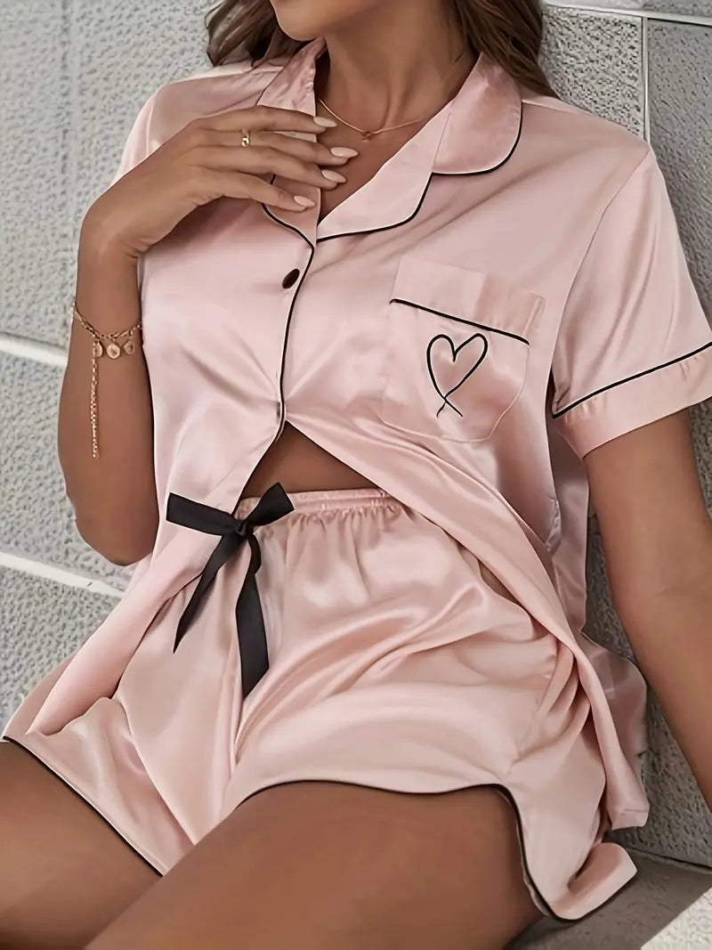 Satynowa piżamka z serduszkiem i czarną kokardką w kolorze pudrowego różu